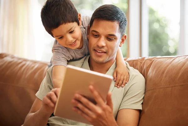 Otec Chlapec Dítě Tabletem Pohovce Pro Online Hry Čtení Ebook — Stock fotografie