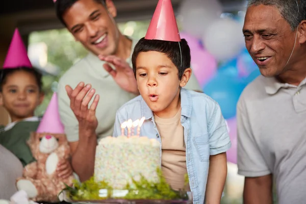 Chłopiec Przyjęcie Urodzinowe Dmuchać Świece Tortu Uroczystości Wsparcia Oklaskami Kapelusz — Zdjęcie stockowe