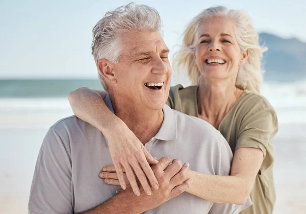 Senior Lyckliga Par Och Kram Stranden För Att Stödja Älska — Stockfoto