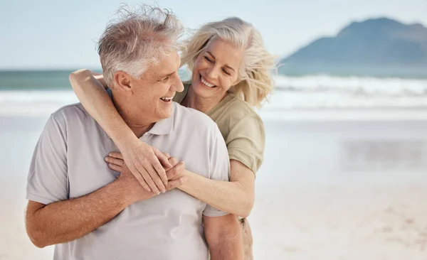 Kram Senior Par Och Utomhus Stranden Med Glädje Kärlek Och — Stockfoto
