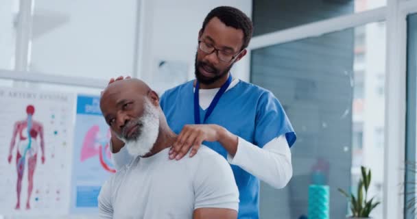 Физиотерапия Боль Плече Медсестра Старшим Мужчиной Клинике Исцеления Массаж Восстановлении — стоковое видео