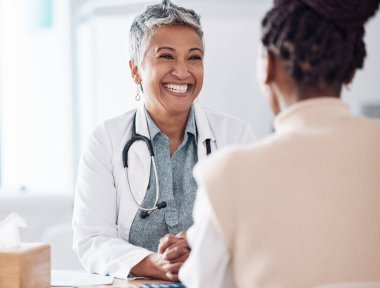 Mutlu kadın, olgun ya da doktor bir hastaya sağlık yardımı, geri bildirim ya da destek için danışıyor. İnsanlar, tıbbi ya da heyecanlı bir hemşire test sonuçları ya da tavsiyeler hakkında konuşuyor..