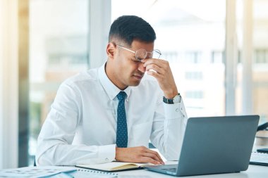 İş adamı, dizüstü bilgisayarda mali hata, muhasebe hatası, sonuç ve acı için baş ağrısı ve stres. Gözlüklü profesyonel kişi, araştırma ve iş raporu için bilgisayarda yorgun ve bitkin..