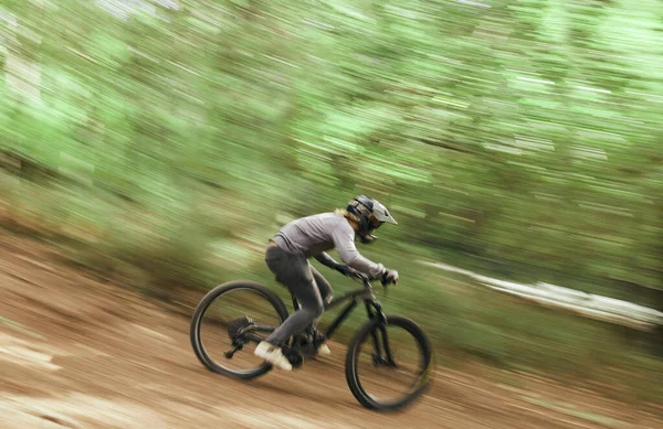自行车 树林和人在森林里旅行 混淆不清和锻炼身体 以获得健康的身体 山地自行车 自然和田径训练 快速和越野赛 自由或体育竞赛 — 图库照片