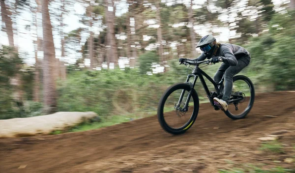 自転車 森の男 健康な体のための森の屋外でのトレーニングのスピードブラー マウンテンバイク 高速アスリートトレーニング サイクリング フィットネス エクササイズ スポーツ旅行でのロードアドベンチャー — ストック写真