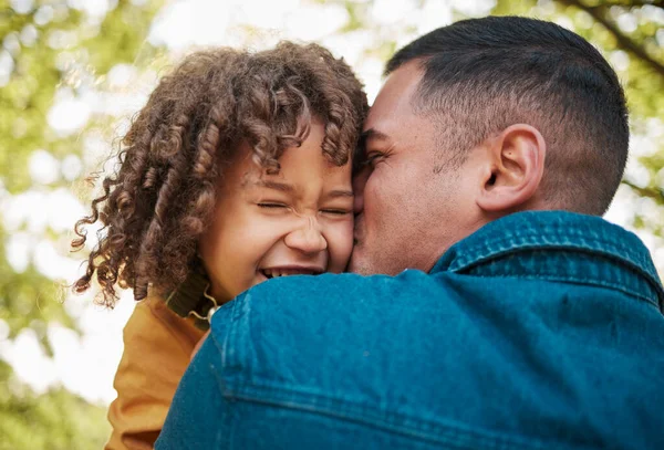 Pai Feliz Criança Beijo Cuidado Amor Ligação Juntos Férias Livre — Fotografia de Stock