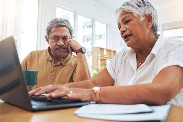 Stress Schulden Und Seniorenpaar Laptop Tippen Und Finanzplanung Hause Frustriert — Stockfoto