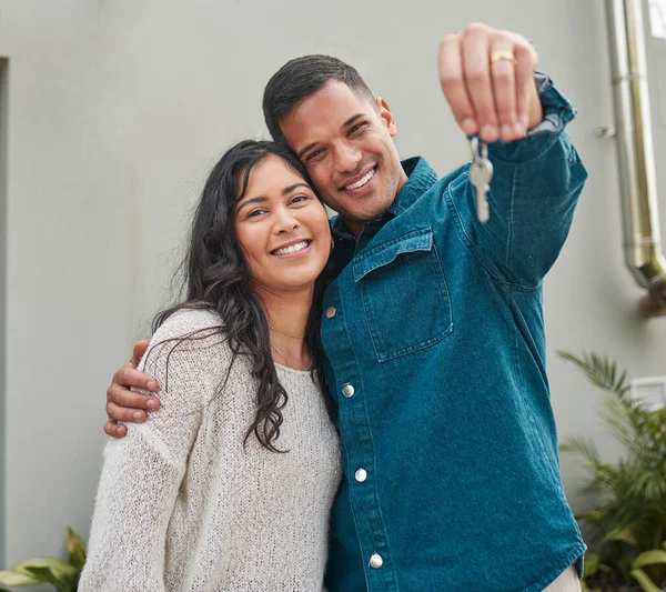 Happy Couple Portrait Real Estate Keys Building New Home Property — Stock Photo, Image