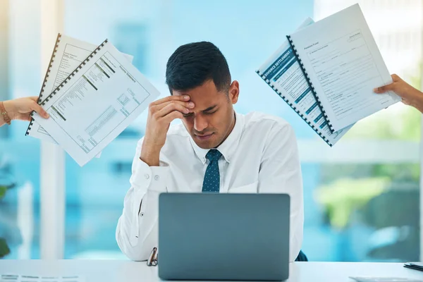 Stress Laptop Und Dokumente Der Hand Eines Geschäftsmannes Seinem Büro — Stockfoto