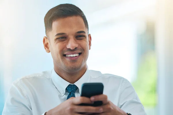 Telefon Sosyal Medya Kurmak Posta Yazmak Için Ofisteki Mutlu Adamı — Stok fotoğraf