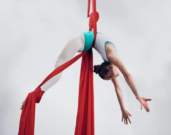 Aerial Kobieta Gimnastyczka Wydajność Fitness Rozciąganiem Elastyczność Sportowiec Białym Tle — Zdjęcie stockowe