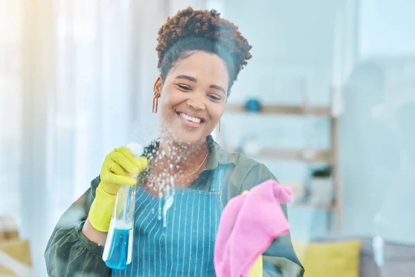 Afrikaanse Vrouw Schoonmaakraam Met Chemische Spray Doek Glimlach Voor Hygiëne — Stockfoto
