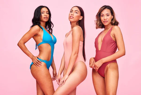 夏のファッション スタイル 自己愛のためのピンクの背景に女性の水着 ビキニと肖像画 スタジオでの体のポジティブさと多様性のための入浴スーツの美しさ グループ — ストック写真
