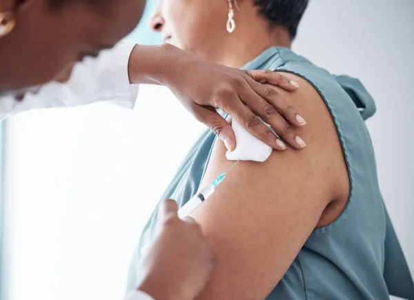 Medicina Cuidados Saúde Médico Com Mulher Para Vacinação Uma Clínica — Fotografia de Stock