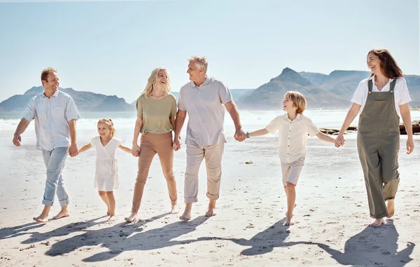 步行和大家庭手牵手在海滩度假 度假或冒险 周末旅行时 与父母和祖父母在海边亲热 与孩子们一起呼吸新鲜空气 — 图库照片