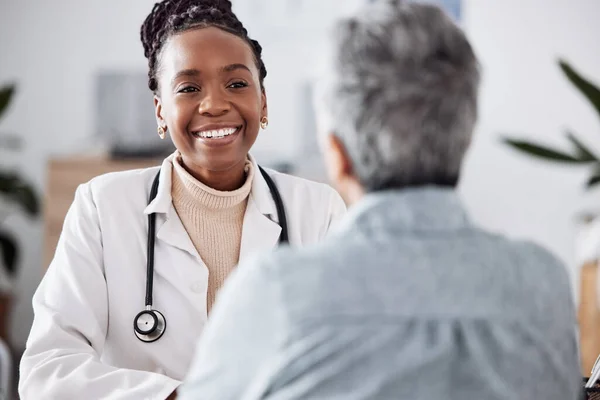 Mujer Médico Feliz Negro Que Consulta Paciente Una Reunión Hospital —  Fotos de Stock