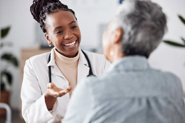 Sonríe Mujer Negra Médico Consultando Paciente Reunión Hospital Para Recibir —  Fotos de Stock