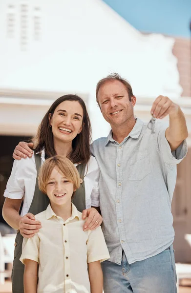 Szczęśliwa Rodzina Portret Klucze Nieruchomości Nowy Dom Lub Inwestycji Nieruchomości — Zdjęcie stockowe