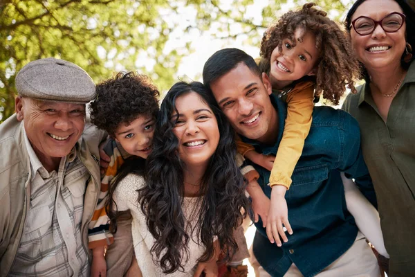 自然公園 肖像画 屋外の健康のための大きい家族の笑顔 結合し メキシコの休暇で接続します リラックスした子供たち 祖父母は愛 サポートに満足しています — ストック写真