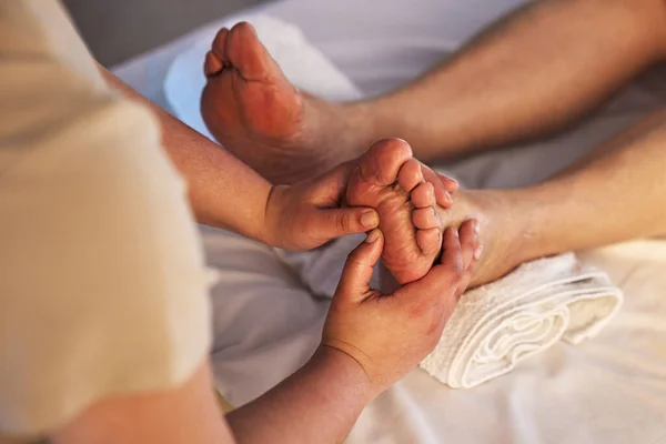Närbild Fötter Och Spaterapeut Med Massage Pedikyr Och Koppla Med — Stockfoto