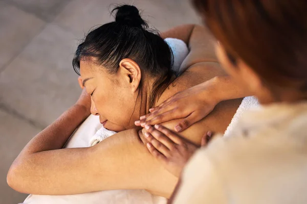 Wellness Massage Och Senior Med Kvinna Spa För Avkoppling Kroppsbehandling — Stockfoto