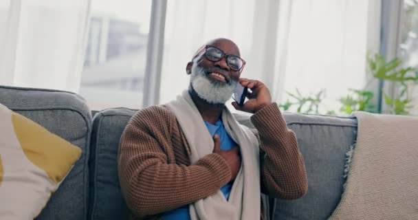 Rumah Telepon Dan Orang Senior Sofa Tersenyum Dan Koneksi Dengan — Stok Video