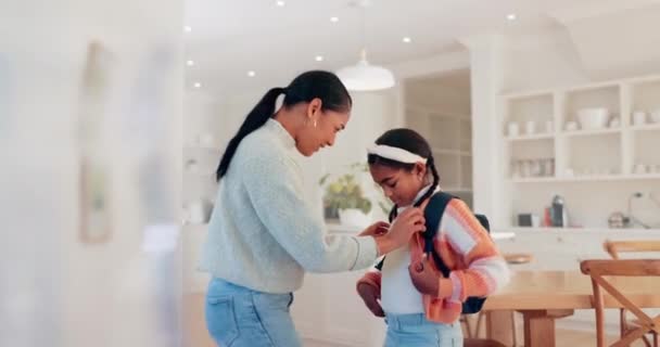 Eerste Schooldag Moeder Dochter Thuis Klaar Opgewonden Kind Met Glimlach — Stockvideo