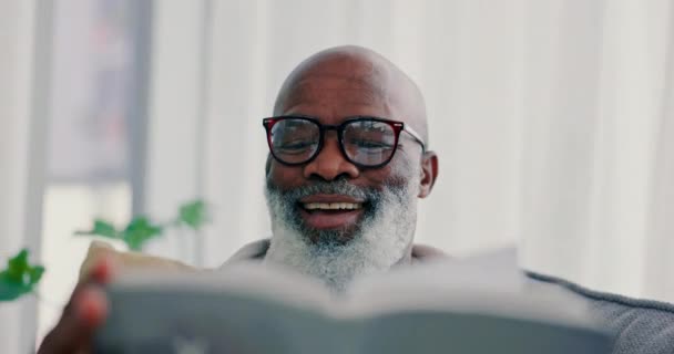 Feliz Relaxe Homem Negro Com Livro Sofá Para Leitura Conhecimento — Vídeo de Stock