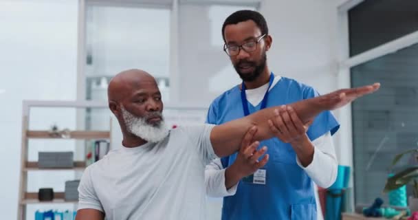 회복을위한 남자와 상해를 위하여 의사를 상담하는 육체적인 성숙한 — 비디오