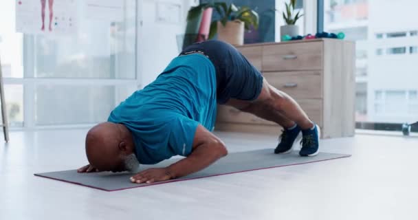 Exercice Yoga Réadaptation Avec Homme Noir Âgé Dans Bureau Physiothérapie — Video