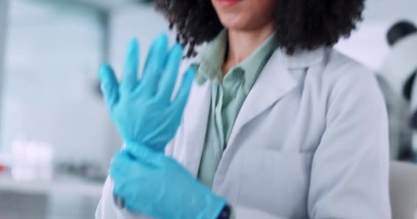 安全のための研究室の女性 医療のセキュリティ バクテリア キャリアのためのPpeを有するプロの科学者とヘルスケア担当者の手 — ストック動画