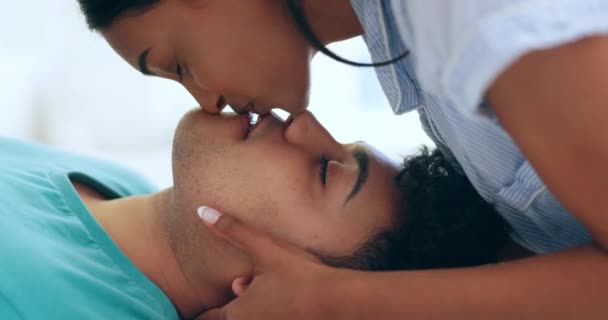 Twarz Łóżko Para Miłością Pocałunek Romans Małżeństwem Szczęście Wsparcie Jednością — Wideo stockowe