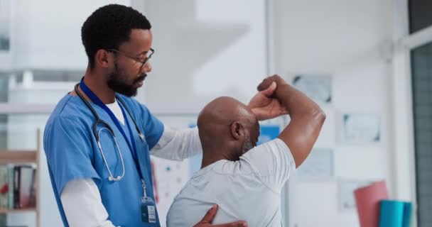ストレッチ ヘルスケア リハビリテーション フィットネスまたは理学療法のサポートのための医師を持つ黒人男性 アフリカの看護師 またはトレーニングボディの患者との理学療法士 — ストック動画