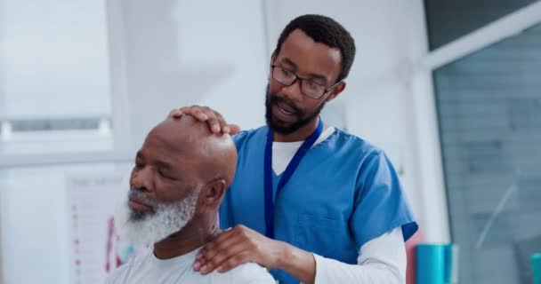 Fysiotherapie Nekpijn Verpleegkundige Met Senior Man Kliniek Voor Genezing Massage — Stockvideo
