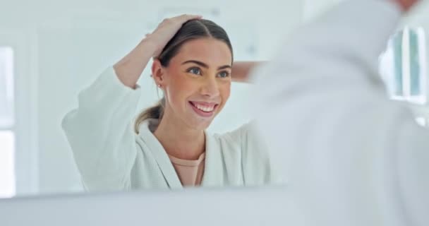 Καθρέφτης Μπάνιου Πρωί Και Γυναίκα Μαλλιά Αυτοφροντίδα Για Φυσική Ομορφιά — Αρχείο Βίντεο