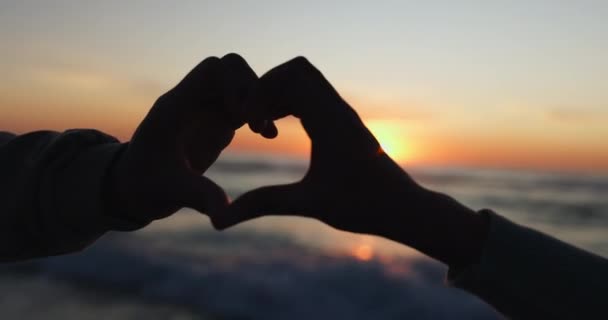 Manos Corazón Puesta Sol Silueta Una Pareja Playa Juntos Para — Vídeo de stock