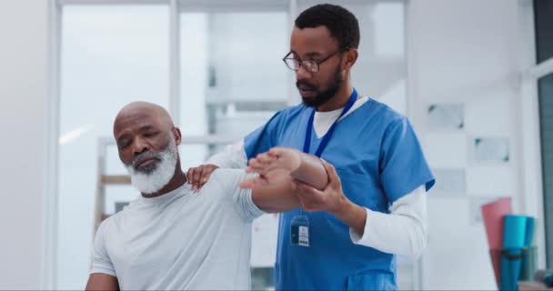 Revalidatie Schouderpijn Verpleegkundige Met Senior Man Voor Fysiotherapie Lichaamsgenezing Herstel — Stockvideo