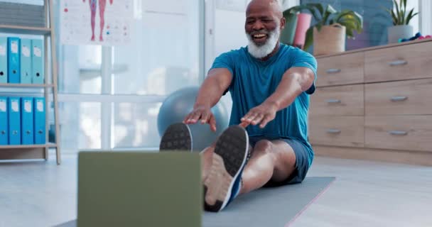 Homem Sênior Alongamento Exercício Laptop Sala Aula Line Treinamento Virtual — Vídeo de Stock