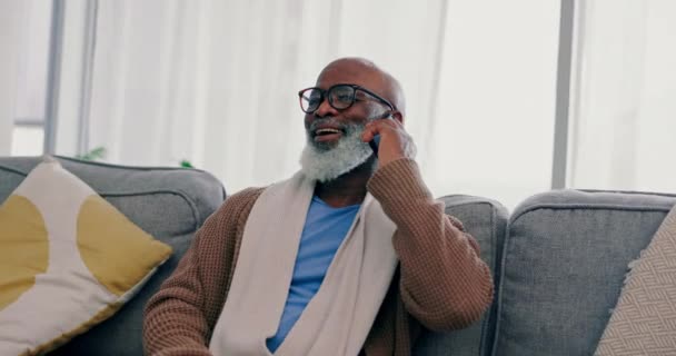 Sorriso Telefonema Homem Sênior Sofá Conversa Conexão Com Discussão Relaxar — Vídeo de Stock