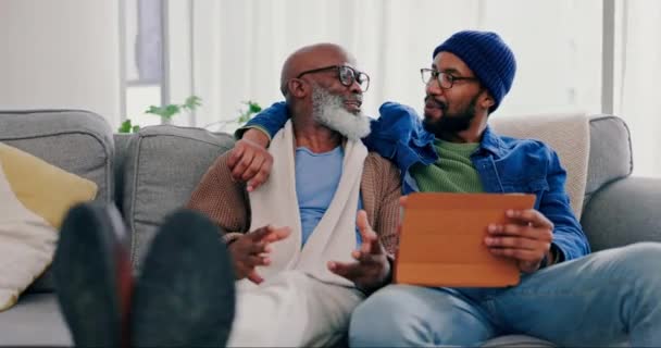 Maison Père Fils Sur Canapé Tablette Conversation Avec Connexion Médias — Video