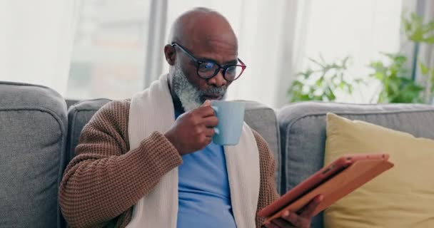 Kaffee Tablet Und Ein Älterer Herr Auf Einem Sofa Wohnzimmer — Stockvideo