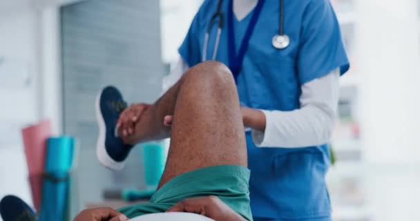 Knie Rehabilitation Stretching Oder Arzt Mit Mann Für Übung Hilfe — Stockvideo
