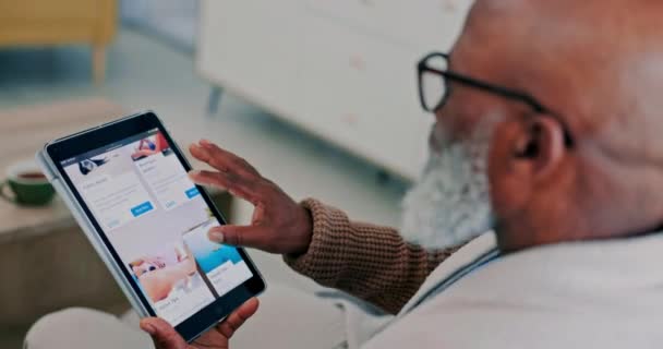 Tablet Luksus Spa Med Senior Mand Sit Hjem Browsing Ideer – Stock-video
