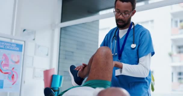 Fizyoterapi Bacak Esnetme Iyileşme Için Hastanede Yatan Bir Doktor Fizik — Stok video