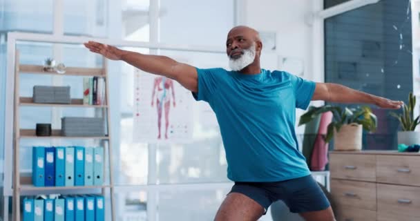 Oefening Yoga Revalidatie Met Een Oudere Zwarte Man Een Fysiotherapie — Stockvideo