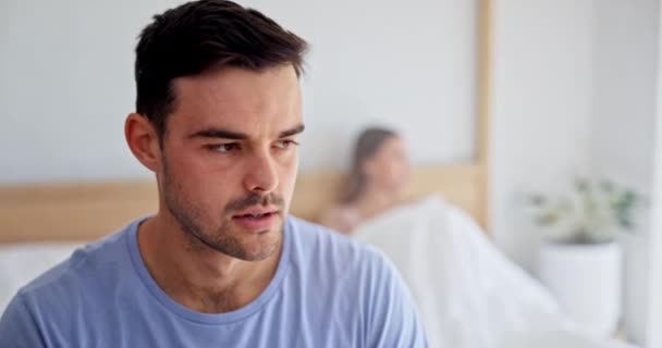 Divorcio Pensamiento Hombre Con Estrés Dormitorio Casa Con Insomnio Infertilidad — Vídeos de Stock