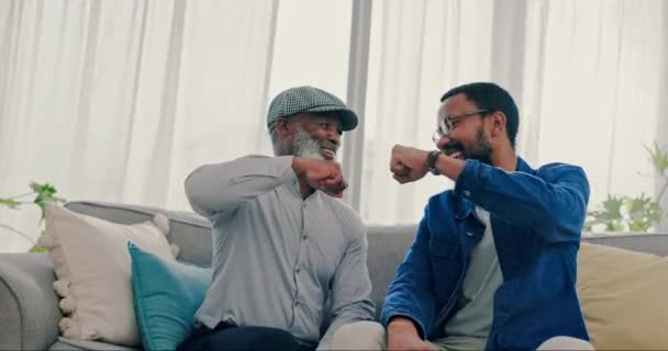 Família Punho Sofá Com Saudação Motivação Casa Com Homem Avô — Vídeo de Stock