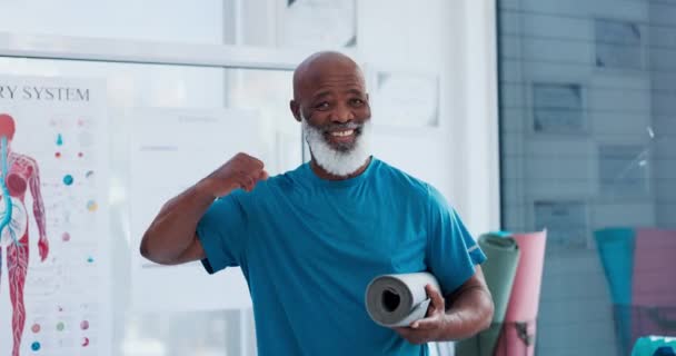 Старший Счастливый Черный Человек Йога Кулачном Насосе Победы Успеха Фитнесе — стоковое видео