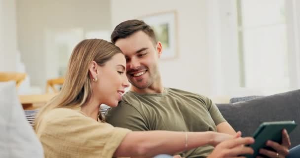 Tablette Couple Détendez Vous Sur Canapé Dans Salon Maison Pour — Video