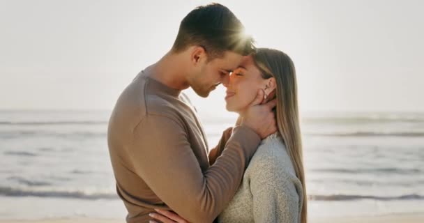 Kuss Paar Und Reise Strand Und Liebe Mit Bindung Romantisches — Stockvideo